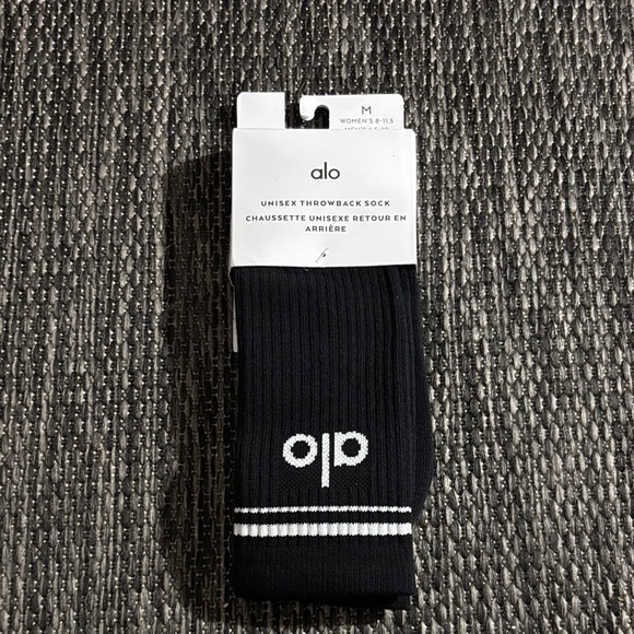 ALO Yoga Accessories - Alo yoga throwback socks